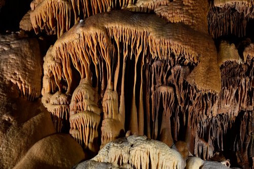 Grotte de Dargilan partie touristique (Lozère) - Détail de coulées de calcite sur les parois du Grand couloir rouge(SP-18-0292)