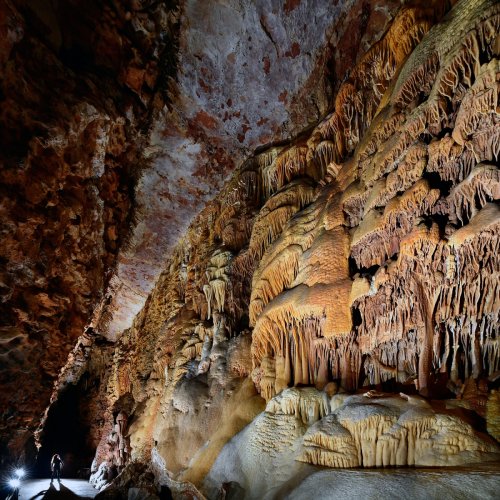 Grotte de Dargilan partie touristique (Lozère) - Grand couloir rouge(SP-18-0285-Carrée)