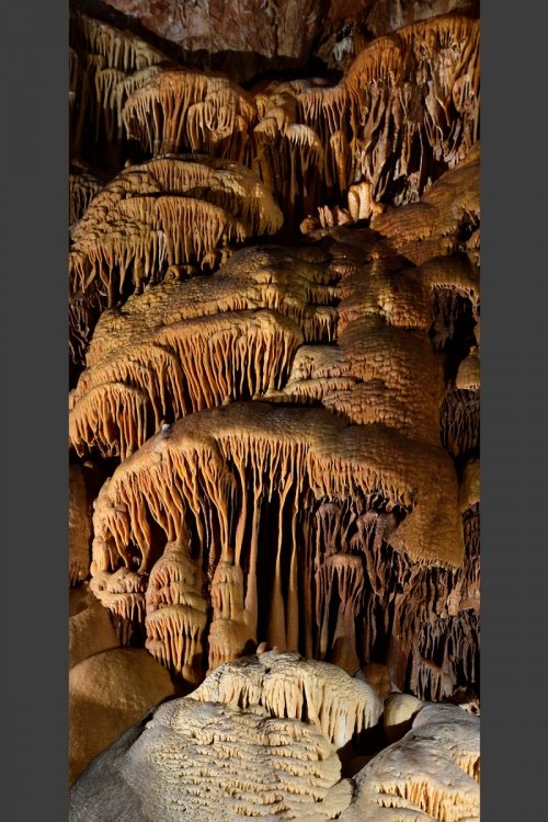 Grotte de Dargilan partie touristique (Lozère) - Coulées de calcite sur les parois du Grand couloir rouge(SP-18-0288)