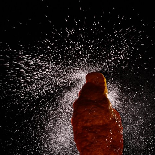 Grotte de Dargilan partie touristique (Lozère) - Gouttes d'eau éclatant sur une grande stalagmite(SP-18-0254)