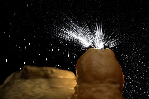 Grotte de Dargilan partie touristique (Lozère) - Goutte d'eau éclatant sur une petite stalagmite(SP-18-0278)
