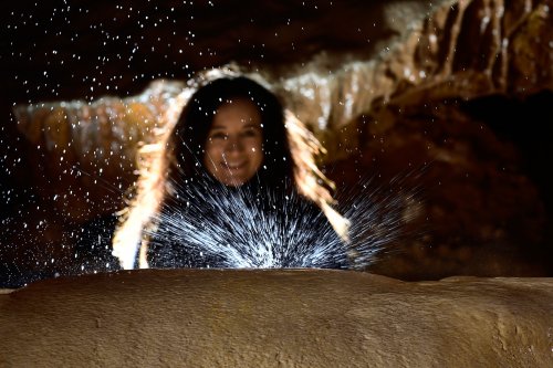 Grotte de Dargilan partie touristique (Lozère) - Gouttes d'eau éclatant sur un dôme de calcite(SP-18-0258)