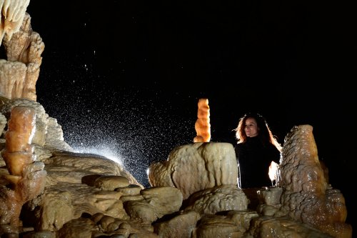 Grotte de Dargilan partie touristique (Lozère) - Gouttes d'eau tombant sur des concrétions dans la grande salle du Chaos(SP-18-0264)