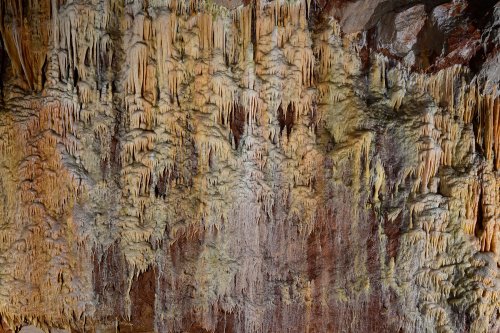 Grotte de Dargilan partie touristique (Lozère) - Paroi couverte de coulées de calcite colorées dans la partie sud de la salle du Chaos.(SP-18-0231)