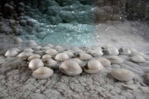 Réseau des perles - Ensemble de perles blanches à moitié dans l'eau avec coulées bleu en arrière plan(SP-18-0187)