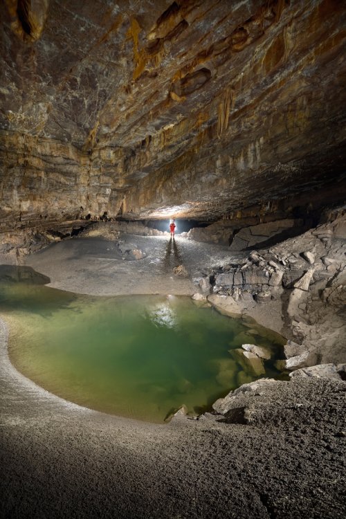 Grotte de Han-sur-Lesse, réseau sud (Belgique) -  Salle des Sinanthropes avec la rivière se perdant dans les blocs.(SP-18-0745)