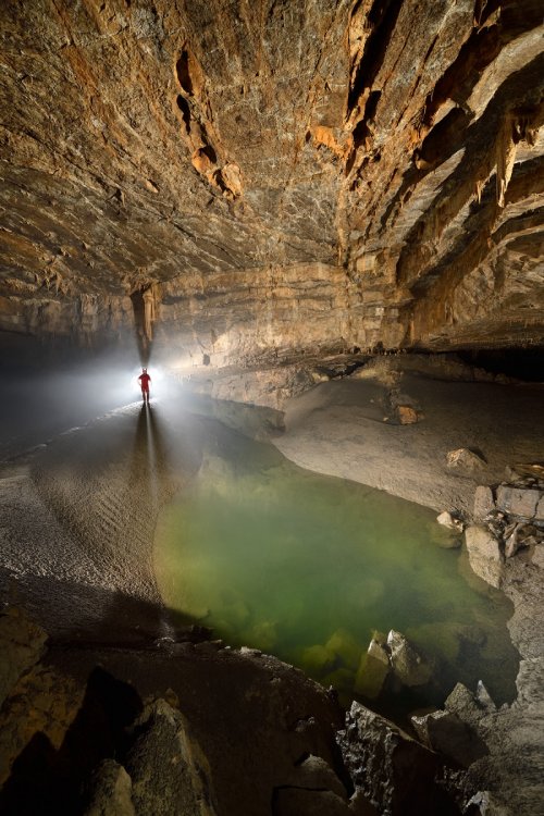 Grotte de Han-sur-Lesse, réseau sud (Belgique) -  Salle des Sinanthropes avec la rivière se perdant dans les blocs.  (SP-18-0752)