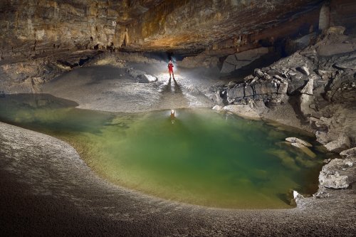 Grotte de Han-sur-Lesse, réseau sud (Belgique) -  Salle des Sinanthropes avec la rivière se perdant dans les blocs. Le sol est constitué de limons fins gris très argileux.(SP-18-0744)