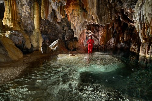 Sitting Bull Cave (USA - Nouveau Mexique) - Salle concrétionnée avec petit lac aux eaux vertes(SP-18-0934)