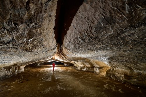 Grotte de Lombrives (Ariège) - Galerie de la Carène : cette galerie, initialement creusée sur une fracture, s'est ensuite développée sur un joint de stratification. Son plancher est constitué par un remplissage.(SP-18-1352)