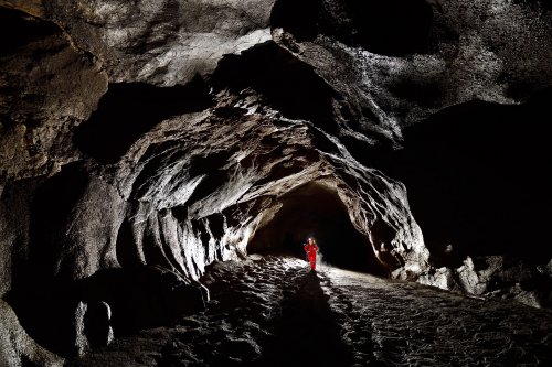 Grotte du Hölloch (Suisse) - Spéléo dans une grande galerie sombre avec un sol de sable noir (SP-18-1605.jpg)