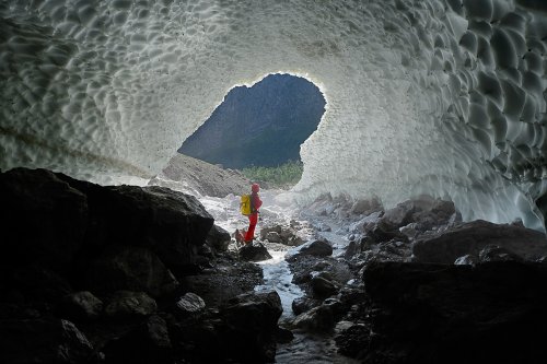 Eiskapelle (Konigssee, Allemagne) - Entrée de la cavité vue de l'intérieur. Elle est parcourue par un écoulement qui provient de la fonte de la neige du plafond (douche assurée quand il fait chaud)(SP-18-1646)