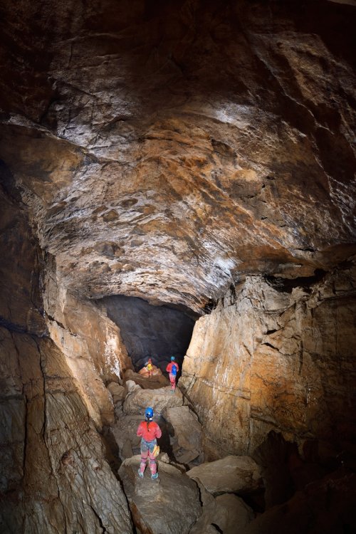 Hirlatzhöhle (Autriche) - Trois spéléos progressant dans "Main passage"(SP-18-1713)