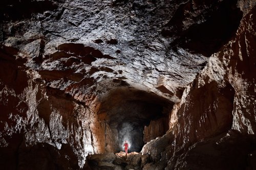 Hirlatzhöhle (Autriche) - Spéléo dans une grande galerie en contre-jour(SP-18-1716)