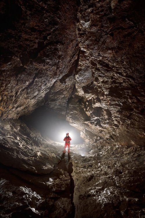 Hirlatzhöhle (Autriche) - Spéléo dans une conduite forcée qui s'est développée sur une grande fracture visible au plancher et au plafond(SP-18-1702)