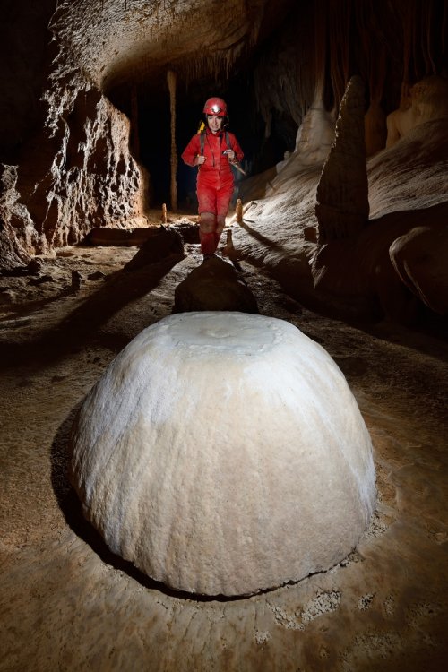 Pestera Epuran - Petit dôme de calcite blanche au milieu d'une galerie (SP-18-1960.)