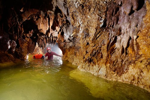 Pestera Sura Mare - Passage bas sous des concrétions dans la rivière(SP-18-2010)