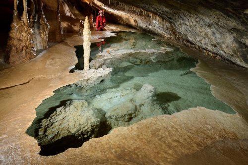 Pestera Topolnita (réseau supérieur) - Gour avec bords de calcite rempli par une eau limpide (SP-18-1905)