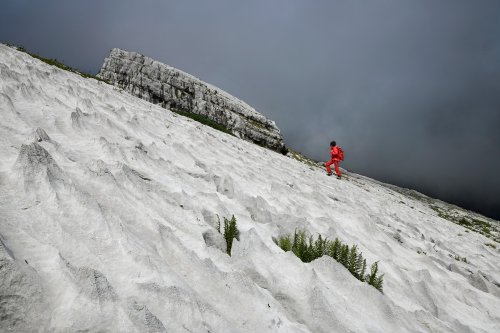 Montagne de la Schrattenfluh (canton de Lucerne, Suisse) -  Personnage progressant sur le lapiaz(MO-18-0027)