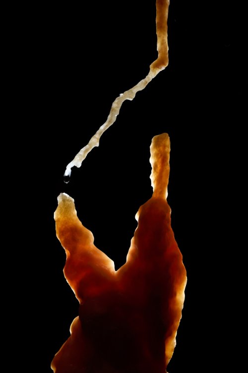 Grotte du Père Noël - Stalactite excentrique au dessus d'une stalagmite (le développement de la stalagmite a suivi le déplacement des apports d'eau par l'excentrique) (SP-18-2306)