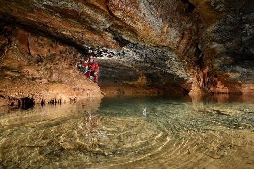 La cavité se situe dans la commune de St Jean et St Paul, sur le Causse du Larzac, à 40 km de Millau. Elle se développe sur 1500 m jusqu'au premier siphon.  La première partie  avait été aménagée en cave à fromages, aujourd'hui abandonnée. On progresse facilement jusqu'à 450 mètres de l'entrée où l'on rejoint la rivière souterraine. En continuant vers l'amont, on parvient à deux lacs successifs qui en font l'un des principaux attraits. 