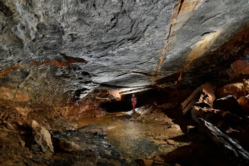 Grotte de la Cabane de Saint-Paul des Fonts (Aveyron) - Progression dans une galerie avec rivière souterraine(SP-18-2539)