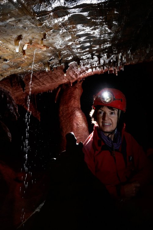 Grotte de Pont de Ratz (Hérault) - Eau sous pression sortant d'une petite fissure au plafond (le "Manneken pis")(SP-18-2490)