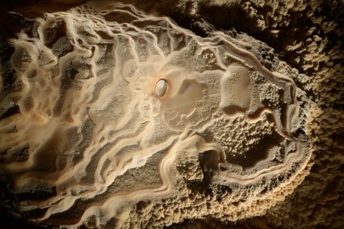 Grotte du Macoumé (Hérault) - Gour avec "l'oeil de verre" (perle des cavernes dans un trou)(SP-18-2447)