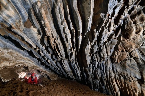 Grotte de Roquebleue (Hérault) - Strates  de calcaires rubanés bleus dans une petite salle(SP-19-0058)