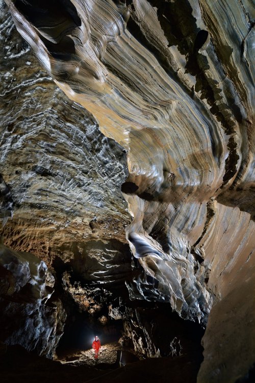 Grotte de Roquebleue (Hérault) - "Salle du sable" avec les strates  de calcaires rubanés bleus visibles sur les parois(SP-19-0039)
