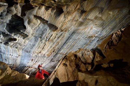 Grotte de Roquebleue (Hérault) - Strates  de calcaires rubanés bleus au plafond d'une galerie(SP-19-0047)