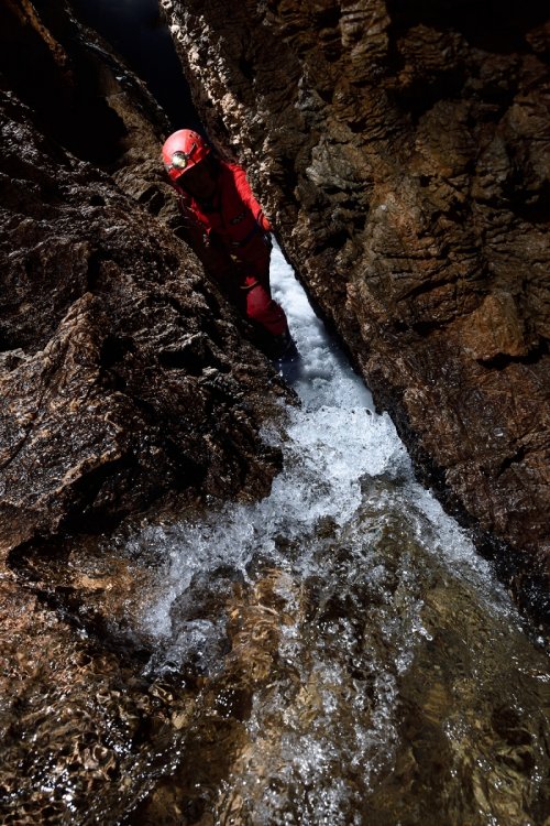 Grotte de Pont de Ratz (Hérault) - Petite cascade avec spéléo en arrière plan(SP-19-0023)