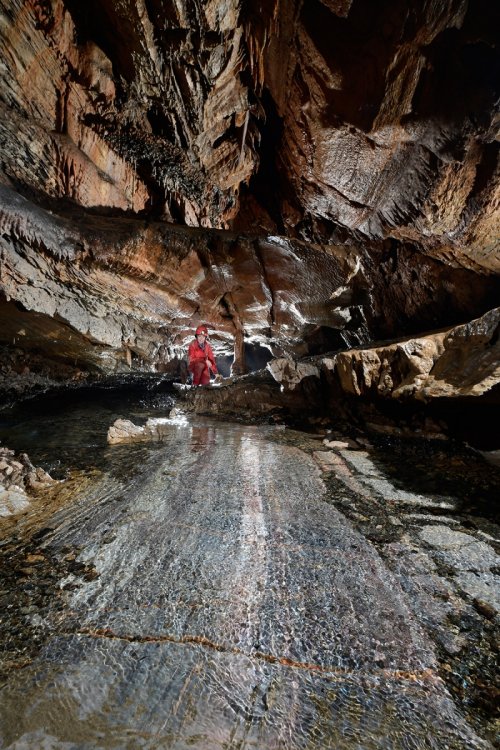 Grotte de Pont de Ratz (Hérault) - Rivière souterraine coulant sur les calcaires bleus rubanés (SP-18-2482)