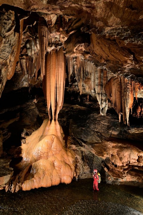 Grotte de Pont de Ratz (Hérault) - La langue du diable (grande concrétion orange surplombant la rivière)(SP-18-2486)