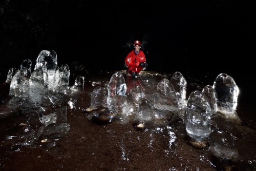 Grotte glacée de Fujikuketsu (Mont Fuji, Japon) - Spéléo devant stalagmites de glace(SP-19-0365)