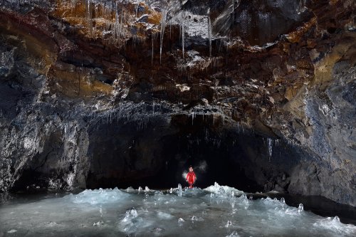 Grotte glacée de Fujikuketsu (Mont Fuji, Japon) - Galerie dans les laves avec le sol recouvert de glace (spéléo en arrière plan)(SP-19-0363)