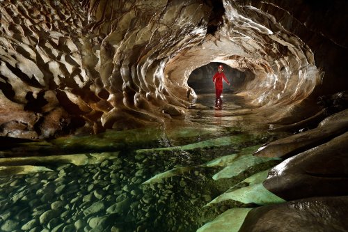 Kagekiyo-ana (Akiyoshidai, Yamaguchi, Japon) - Spéléo dans galerie en conduit forcée avec eau verte en premier plan (format horizontal)(SP-19-0324)