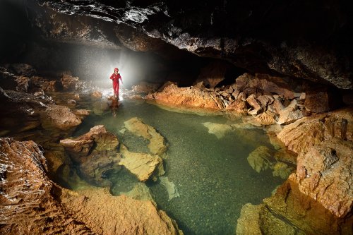 Akiyoshi-do (Akiyoshidai, Yamaguchi, Japon) - Progression dans la rivière souterraine avec rochers déchiquetés(SP-19-0260)