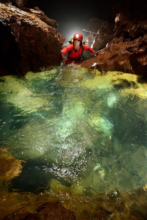 Akiyoshi-do (Akiyoshidai, Yamaguchi, Japon) - Spéléo progressant dans l'eau dans la rivière souterraine (SP-19-0245)