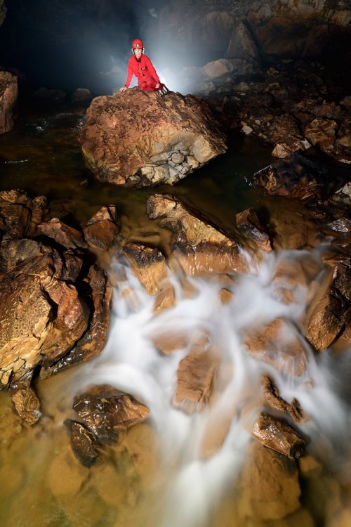 Akiyoshi-do - Partie touristique (Akiyoshidai, Yamaguchi, Japon) - Spéléo sur un gros bloc au milieu de la rivière souterraine (effet de filé)(SP-19-0231)