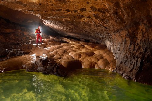 Akiyoshi-do (Akiyoshidai, Yamaguchi, Japon) - Coulées de calcite orange au dessus de la rivière souterraine(SP-19-0197)