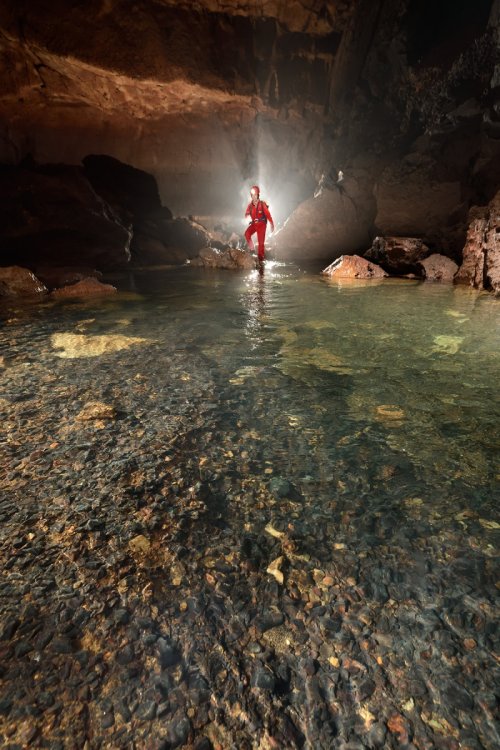 Akiyoshi-do (Akiyoshidai, Yamaguchi, Japon) - Progression dans la rivière souterraine (spéléo en fond en contre jour)(SP-19-0176)