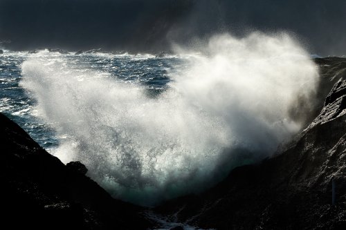 Péninsule d'Izu ( Japon) -  Vagues s'écrasant sur les rochers de la côte ouest de la péninsule(VO-19-1365)