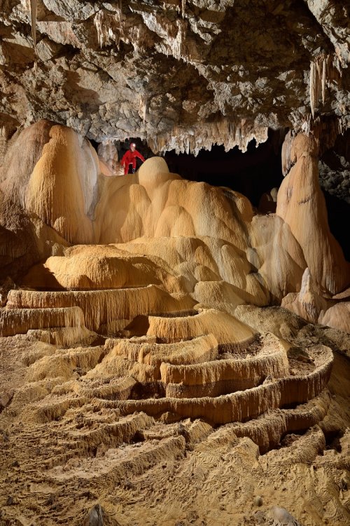 Gruta Fazenda America (Mato Grosso do Sul, Brésil) -  Ensemble de gours avec personnage perché en hauteur (SP-19-0978)
