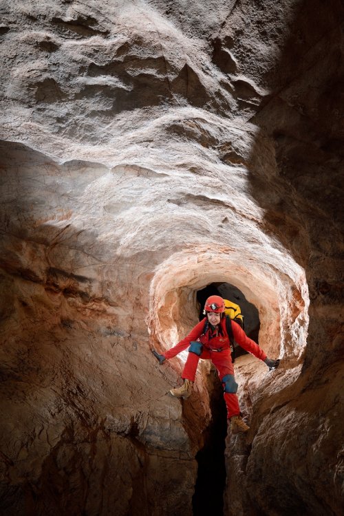 Gruta Dente de Cao (Mato Grosso do Sul, Brésil) - Progression dans un méandre(SP-19-1130)
