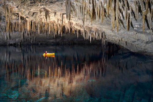 Gruta do Lago Azul (Mato Grosso do Sul, Brésil) - bateau sur le lac avec reflets du plafond dans l'eau(SP-19-1119)