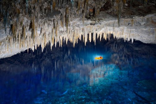 Gruta do Lago Azul (Mato Grosso do Sul, Brésil) -  Lac aux eaux bleues transparentes avec bateau vu de haut(SP-19-1124)