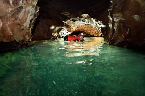 Gruta das Fadas (Mato Grosso do Sul, Brésil) - Passage à la nage dans la rivière(SP-19-1159)