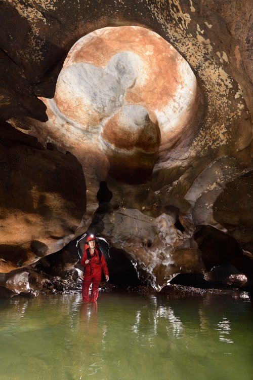 Gruta das Fadas (Mato Grosso do Sul, Brésil) - Coupole colorée dans le plafond au dessus de la rivière (SP-19-1165)