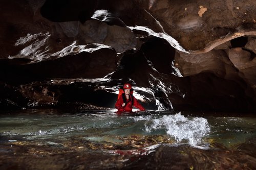 Gruta das Fadas (Mato Grosso do Sul, Brésil) -  Progression dans la rivière  avec "rapide" en premier plan(SP-19-1169)